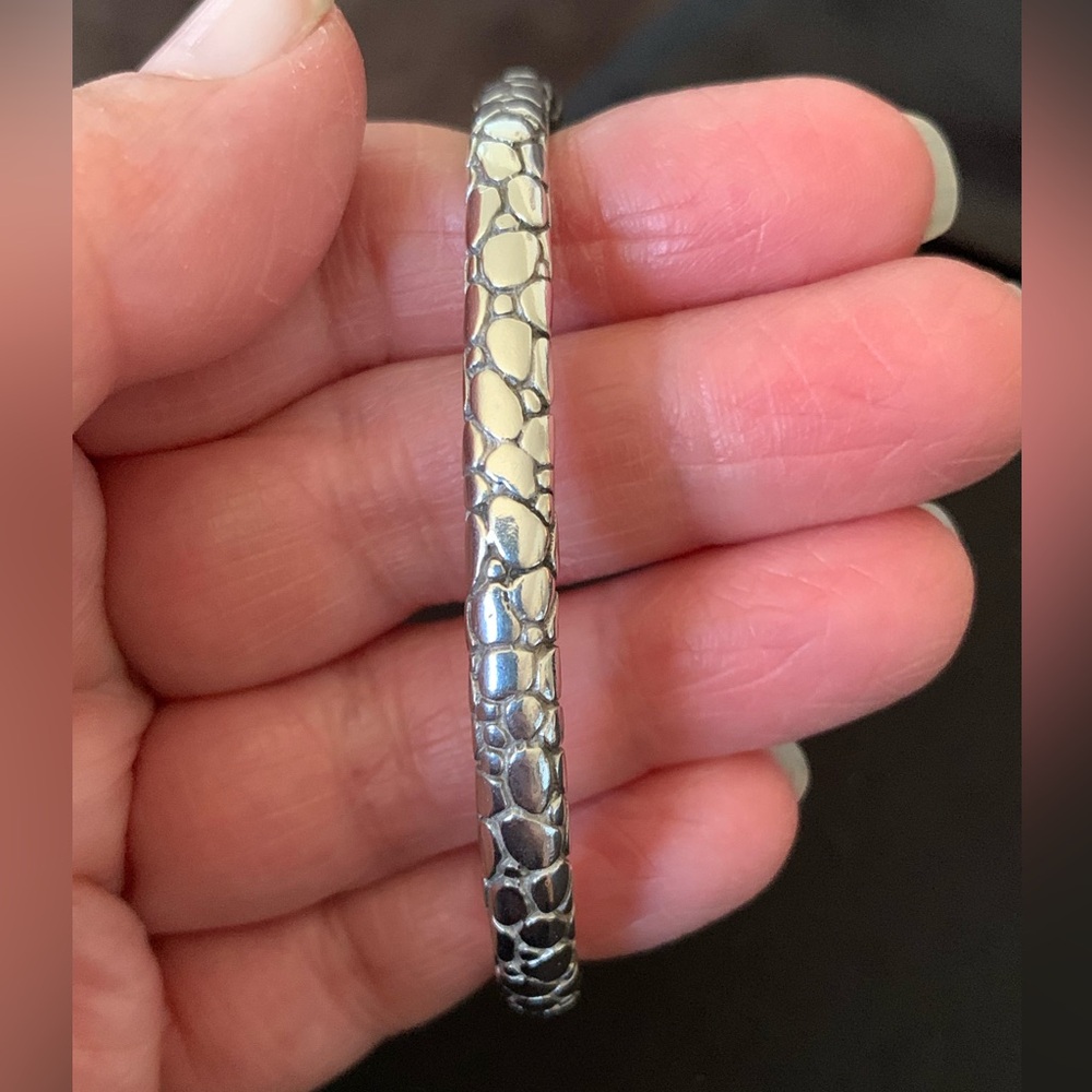 Sarda Sterling Silver Silver Love One Another Cuff Bracelet - Picture 5 of 15